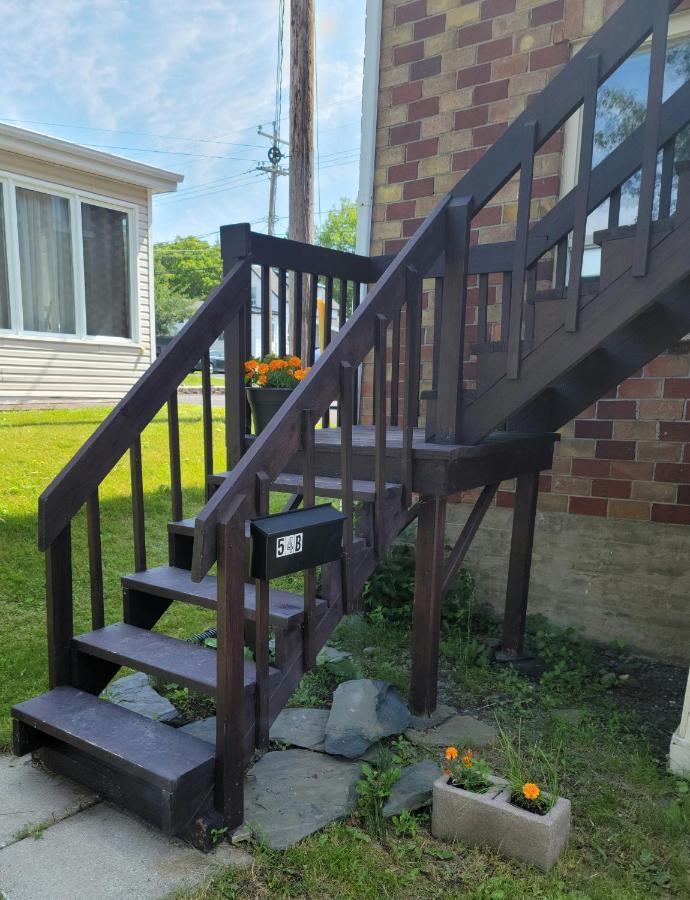 Quiet cozy apartment next to highway wifi+netflix Edmundston Esterno foto