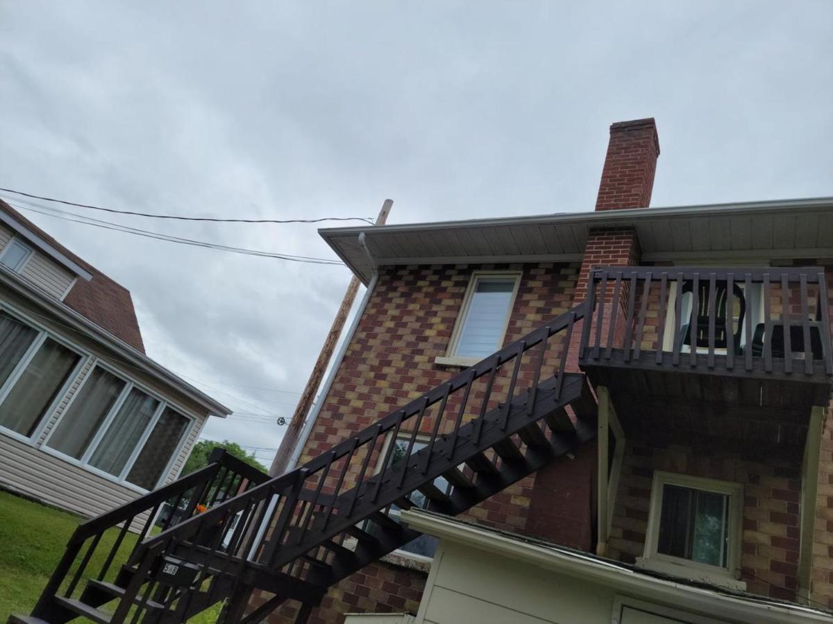 Quiet cozy apartment next to highway wifi+netflix Edmundston Esterno foto