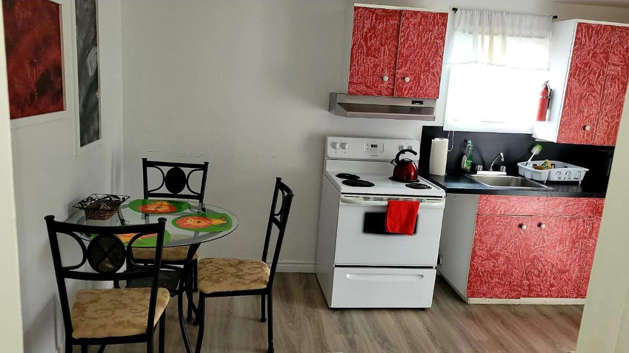 Quiet cozy apartment next to highway wifi+netflix Edmundston Esterno foto
