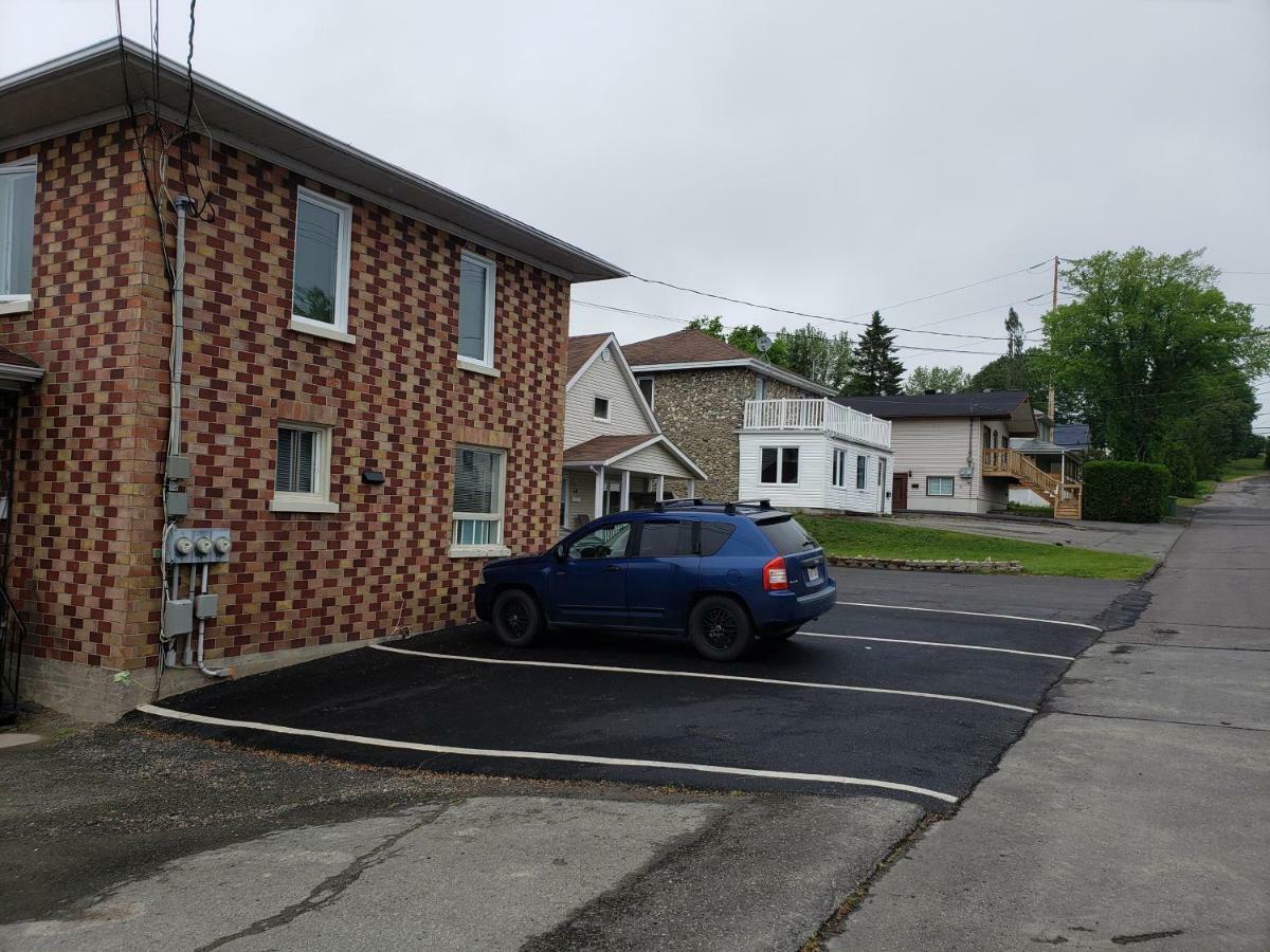 Quiet cozy apartment next to highway wifi+netflix Edmundston Esterno foto